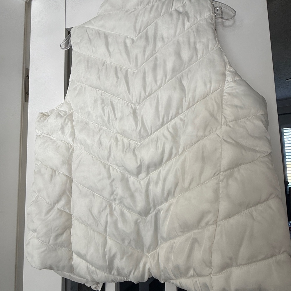 SO White Quilted Puffer Vest - Medium - Picture 6 of 13